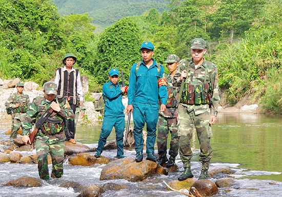 Già Alăng Nhứch (thứ 3, hàng sau, từ trái sang) cùng lực lượng dân quân xã và chiến sĩ Đồn Biên phòng La Êê trên đường tuần tra cột mốc. Ảnh: Đ.N