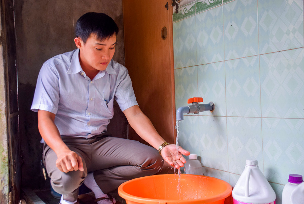 Nguồn nước sạch gia đình anh Linh thường xuyên gặp tình trạng thiếu hụt. Ảnh: QUÂN -  THẮNG