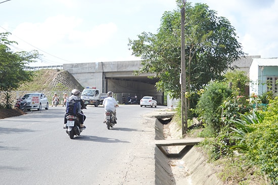 Huyện Quế Sơn nhiều lần đề nghị nhà thầu đường cao tốc Đà Nẵng - Quảng Ngãi lắp đặt đanh bê tông mương thoát nước trên tuyến ĐT611, đoạn từ đường sắt lên đến đường cao tốc. Nhưng đến nay, nhà thầu chưa hề rục rịch gì trên hiện trường, bất chấp nguy hiểm rình rập. Ảnh: K.K