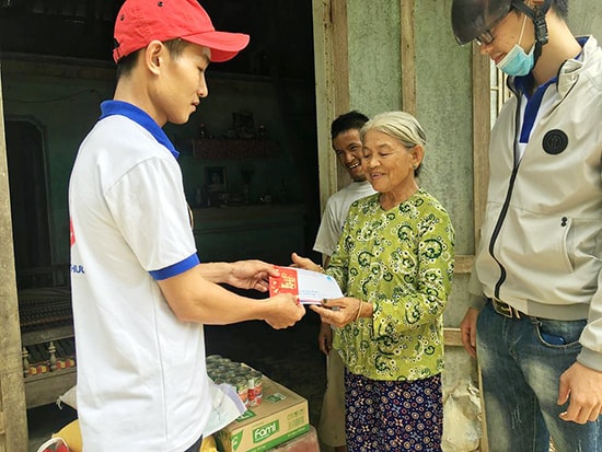 Câu lạc bộ Chia sẻ và yêu thương luôn đồng hành với những mảnh đời bất hạnh ở Quảng Nam. Ảnh: N.TRANG