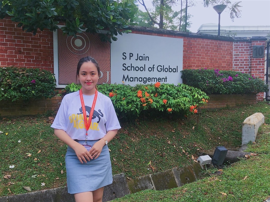 Hoàng Thạch Giang học tập tại Trường SP Jain School of Global Management. Nhân vật cung cấp