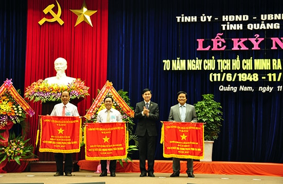 Bí thư Tỉnh ủy Nguyễn Ngọc Quang trao cờ của Chính phủ tặng các tập thể có thành tích xuất sắc trong phong trào thi đua, nhân kỷ niệm 70 năm Ngày Chủ tịch Hồ Chí Minh ra Lời kêu gọi thi đua ái quốc. Ảnh: N.Đ