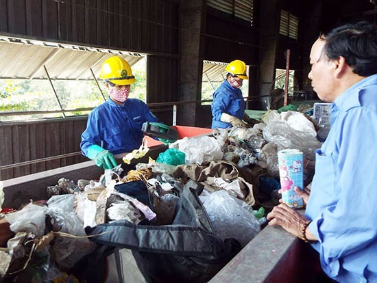 Hội An đang chật vật trong khâu xử lý rác thải ở bước cuối cùng do dây chuyền phân loại trước đây đã lạc hậu. Ảnh: Q.T