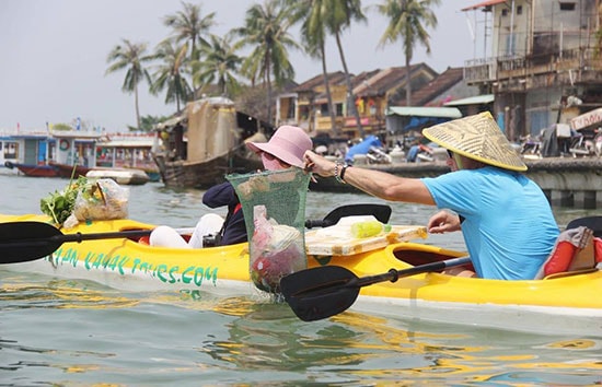 Tour du lịch vớt rác trên sông Hoài thời gian qua giúp thu gom hàng tấn rác thải nhựa. Ảnh: Q.T