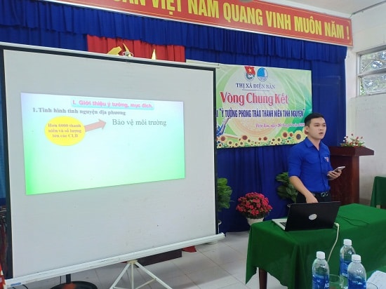 Một đoàn viên thanh niên trình bày ý tưởng tình nguyện. Ảnh: CT