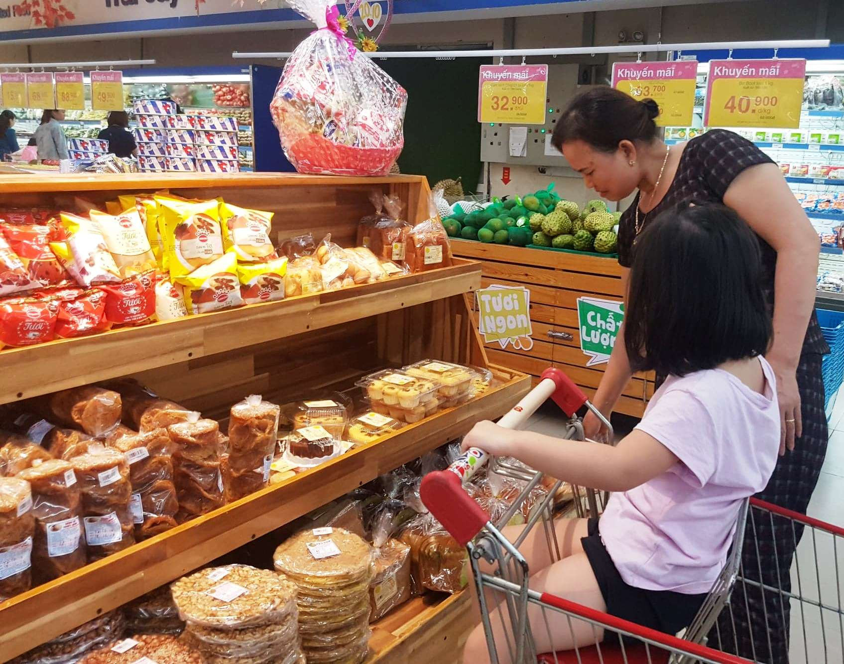 Giá cả bình ổn kết hợp với nhiều chưng trình khuyến mãi tại siêu thị Co.opMart Tam Kỳ thu hút lớn lượng khách đến mua. Ảnh: KL