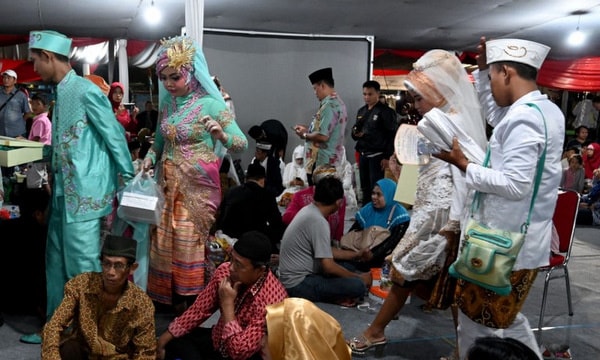 Các cặp đôi xếp hàng làm lễ cưới. Ảnh: AFP.
