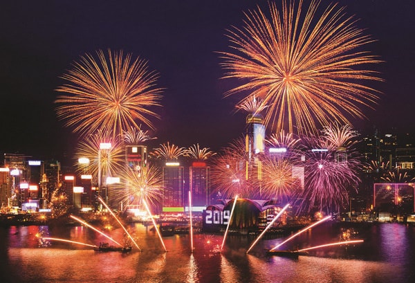 Pháo hoa tại cảng Victoria đêm giao thừa 2019. Ảnh: Twitter.