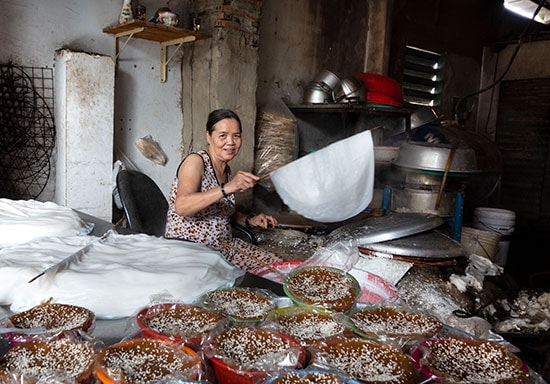 Bà Chín tráng mỳ Quảng.