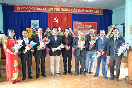 Lãnh đạo xã Đại Sơn tặng hoa chúc mừng các thành viên Hội đồng quản trị. Ảnh: CT