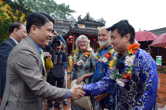 Phó Chủ tịch UBND tỉnh Trần Văn Tân đón đoàn khách đầu tiên xông đất Hội An tại đình Cẩm Phô