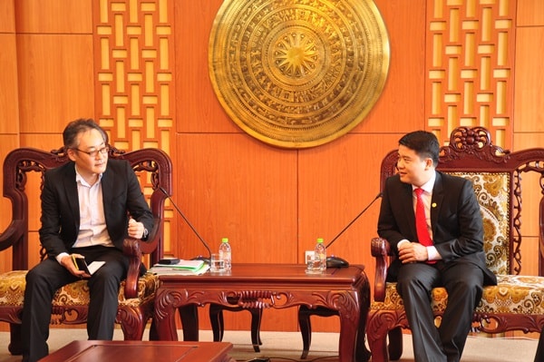 Vice Chairman Tan (R)