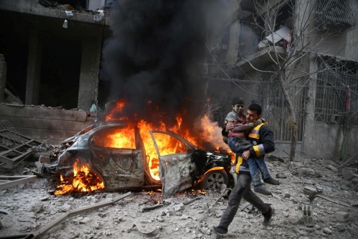 Một nam giới bế một bé gái bị thương ở thị trấn Hamoria, Đông Ghouta trong nội chiến Syria vào đầu tháng 1/2018.