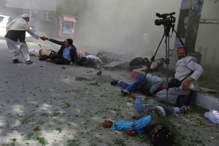 Các nhà báo Afghanistan đổ gục sau một vụ đánh bom ở Kabul, Afghanistan, vào tháng 4/2018.