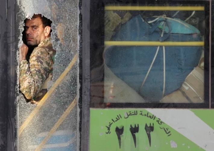 Một người lính trung thành với Tổng thống Syria Bashar al-Assad khi sơ tán khỏi các ngôi làng al-Foua và Kefraya, Syria, vào tháng 7/2018.