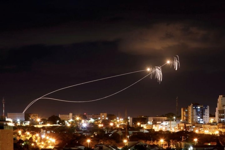   Hệ thống phòng thủ tên lửa Vòm Sắt của Israel phóng tên lửa đánh chặn khi có rocket phóng từ Gaza sang phía Israel vào ngày 27/10/2018.