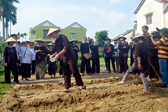 Cùng với di sản phố cổ, Hội An đã và đang mở rộng không gian du lịch về vùng ngoại ô với những dịch vụ khám phá làng quê. Ảnh: T.S