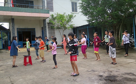 Ngoài học văn hóa, học sinh Lớp học cộng đồng còn được tham gia sinh hoạt tập thể rèn luyện kỹ năng sống. Ảnh: P.N