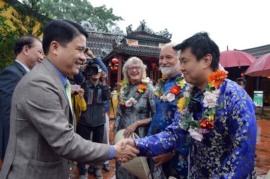 Vice Chairman of the Quang Nam People’s Committee Tran Van Tan receives the first tourists to Hoi An in 2019 at Cam Pho communal house.