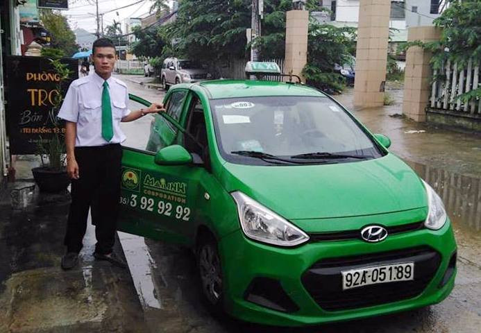 Lái xe Nguyễn Tấn Song vừa trả lại tài sản bị bỏ quên trên taxi cho khách hàng. Ảnh: Q.T