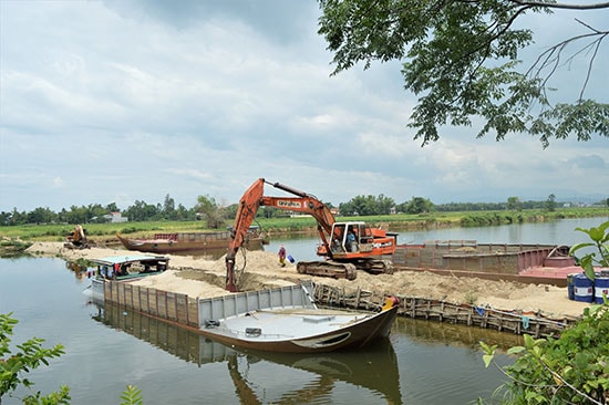 Theo các chuyên gia việc xây đập ngăn mặn trên sông Vĩnh Điện không ảnh hưởng đến chế độ dòng chảy, khả năng thoát lũ và vẫn có khả năng khống chế mặn cho hạ du. Ảnh: Q.T