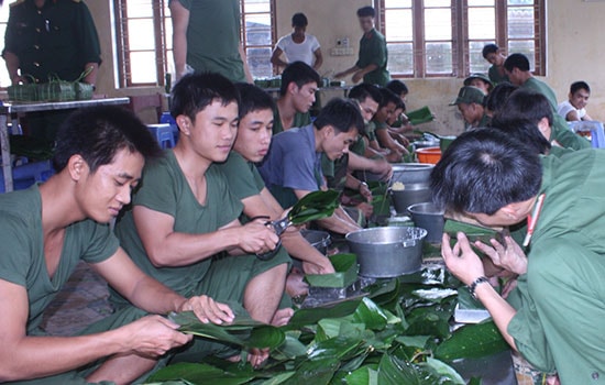 Học viên Trường Quân sự Quân khu 5 gói bánh chưng. Ảnh: Đ.T.N.D