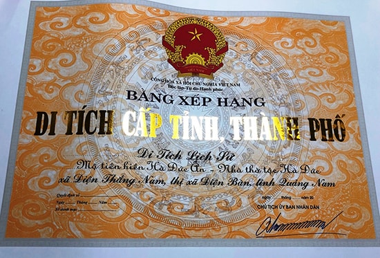 Bằng xếp hạng Di tích lịch sử cấp tỉnh cho ngôi mộ tiền hiền Hà Đức Ân và nhà thờ tộc Hà Đức.