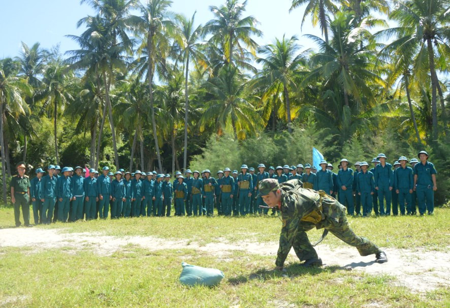 Huấn luyện dân quân biển huyện Núi Thành. 