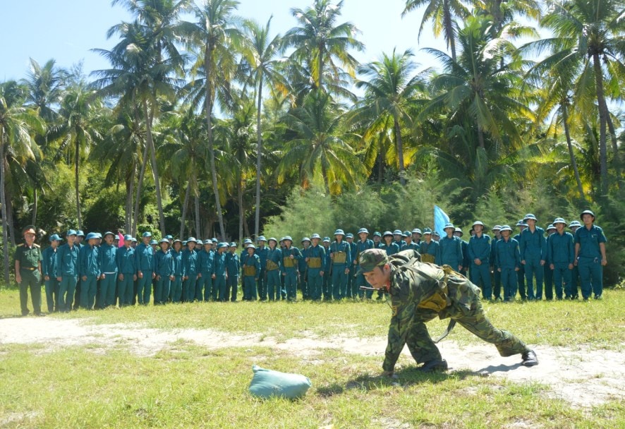 Huấn luyện dân quân biển huyện Núi Thành. 