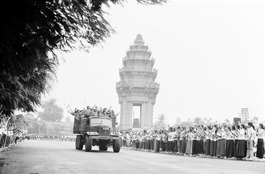 Hàng vạn người dân thủ đô Phnom Penh đứng dọc 2 bên đường, lưu luyến tiễn đưa quân tình nguyện Việt Nam hoàn thành nghĩa vụ quốc tế trở về nước, tháng 6/1984. Ảnh: TTXVN