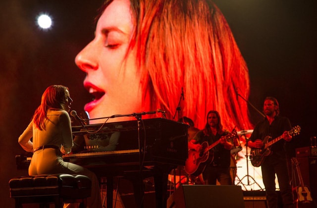 Lady Gaga và Bradley Crooper trình diễn