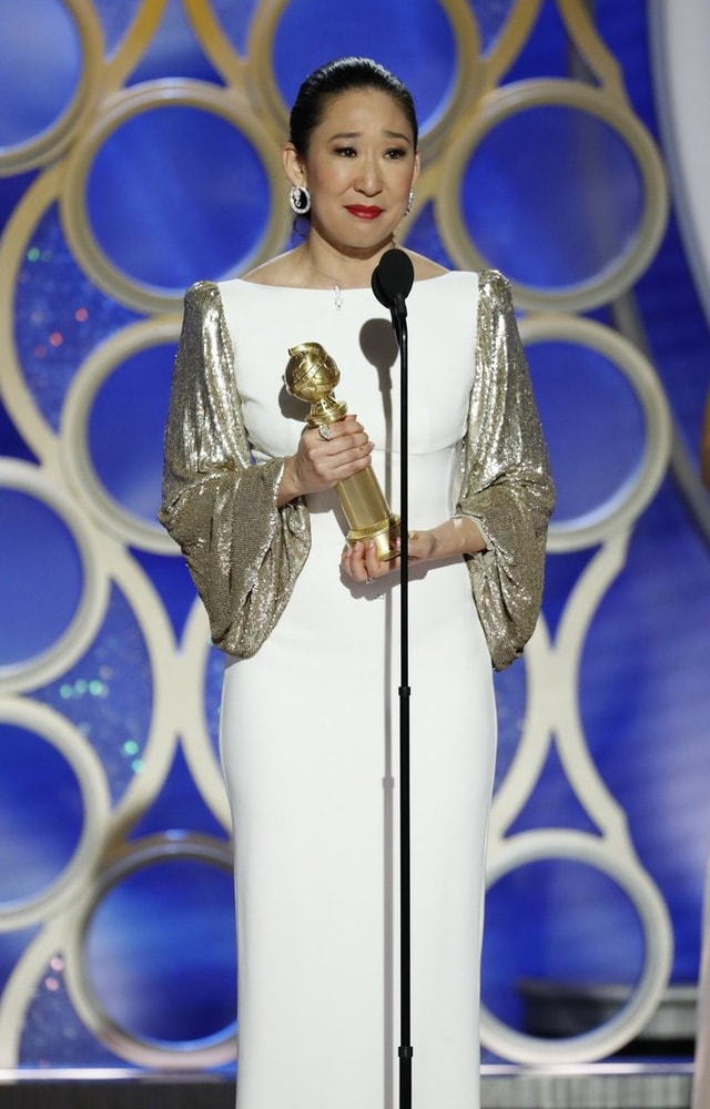 Sandra Oh nghẹn ngào nhắc đén cha mẹ ruột khi nhận giải Nữ diễn viên chính xuất sắc - chính kịch trong lĩnh vực truyền hình.