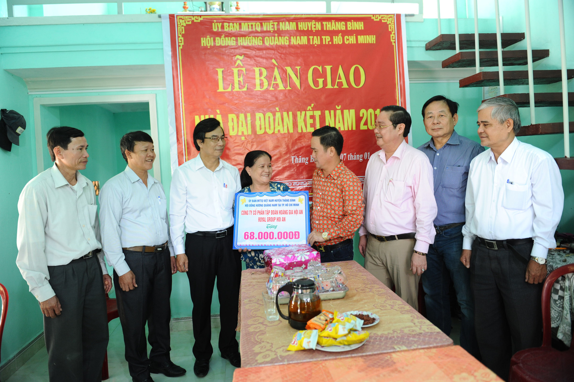 Đại diện hội đồng hương Quảng Nam tại TP.Hồ Chí Minh và các nhà tài trợ trao tặng nhà đại đoàn kết cho gia đình bà Bảy. Ảnh: M.H