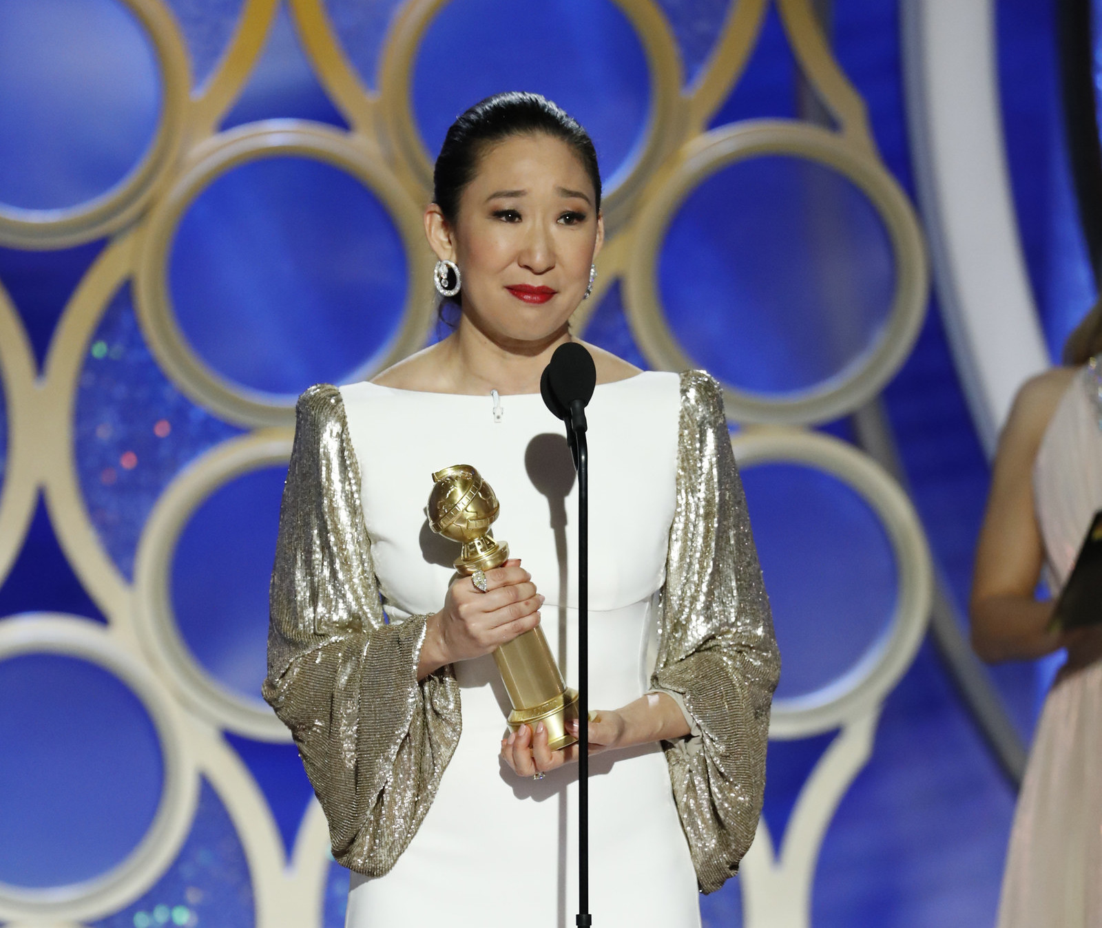 Với giải Nữ diễn viên chính xuất sắc - chính kịch: Sandra Oh (Hàn Quốc) trong Killing Eve ghi dấu ấn lịch sử khi trở thành nghệ sĩ châu Á đầu tiên đạt được giải thưởng danh giá này kể từ chiếc cúp của Yoko Shimada dành cho bộ phim “Shogun” vào năm 1981.Ảnh: AP