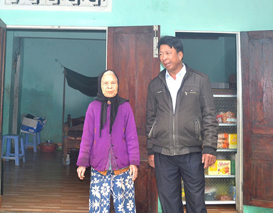 Ông Nguyễn Công Uẩn hỏi thăm bà Nguyễn Thị Bộ trong căn nhà mới được xây dựng xong từ hỗ trợ của các nhà hảo tâm. Ảnh: QUANG VIỆT