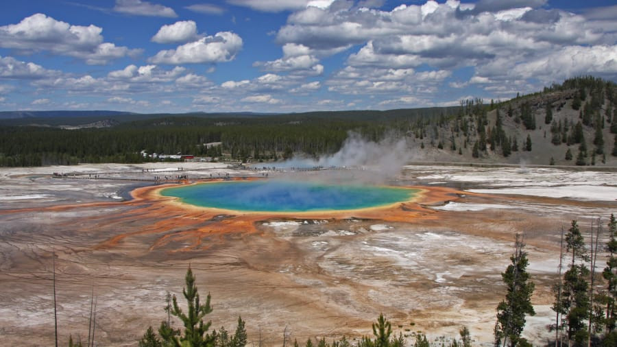 Công viên quốc gia Yellowstone (Mỹ) đang trải qua mùa đông ngắn hơn với lượng tuyết rơi ít hơn, dòng sông ấm hơn.Ảnh: Wyoming Office of Tourism