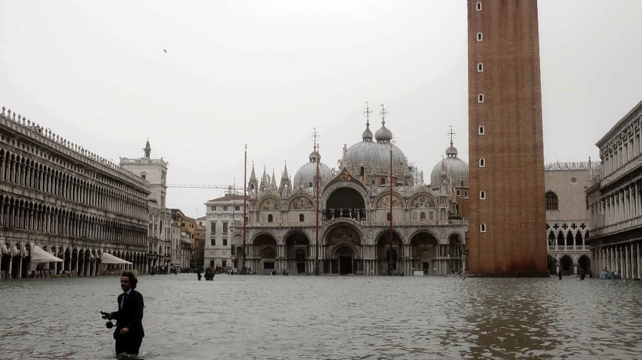 Thành phố Venice (Italia) chìm trong nước lũ hồi năm ngoái. Ảnh: Getty Images