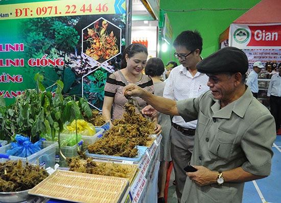 Du khách yên tâm mua sâm Ngọc Linh tại phiên chợ. Ảnh: H.T