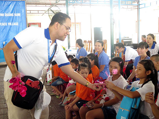 Sinh viên quốc tế tham gia hoạt động tình nguyện tại Quảng Nam. Ảnh: LÊ QUÂN