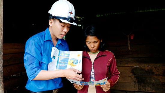 Đoàn thanh niên Điện lực Quảng Nam tuyên truyền tiết kiệm điện đến từng hộ gia đình. Ảnh: HOÀNG LIÊN