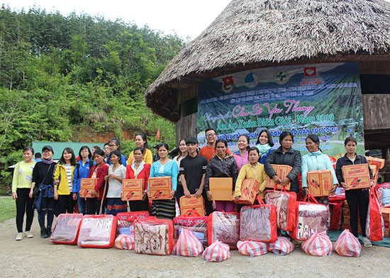 Đoàn viên thanh niên quận Thanh Khê (Đà Nẵng) tặng quà cho nhân dân thôn A Xoò. Ảnh: Đ.H