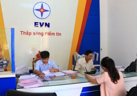 Quày giao dịch trực tuyến của EVN Quảng Nam tại Trung tâm phục vụ hành chính công. Ảnh: T.N