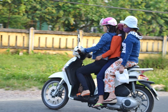 Người ngồi trên mô tô, xe máy không đội mũ bảo hiểm diễn ra trên khắp các tuyến tỉnh lộ. Hành động này vừa coi thường an toàn tính mạng của chính mình, vừa vi phạm pháp luật với mức chế tài xử phạt 100 - 200 nghìn đồng/trường hợp. 