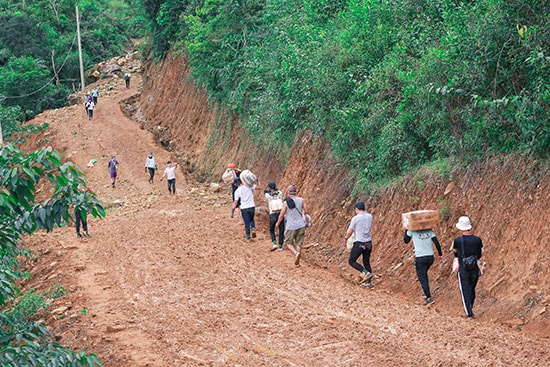 Đường lên Nóc Ông Ruộng trở nên bùn lầy sau những cơn mưa mùa cuối năm. Ảnh: QUANG VINH