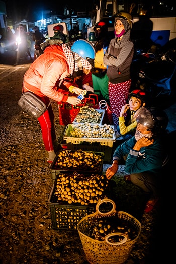 Chợ lòn bon mở sớm để kịp những chuyến hàng về xuôi.