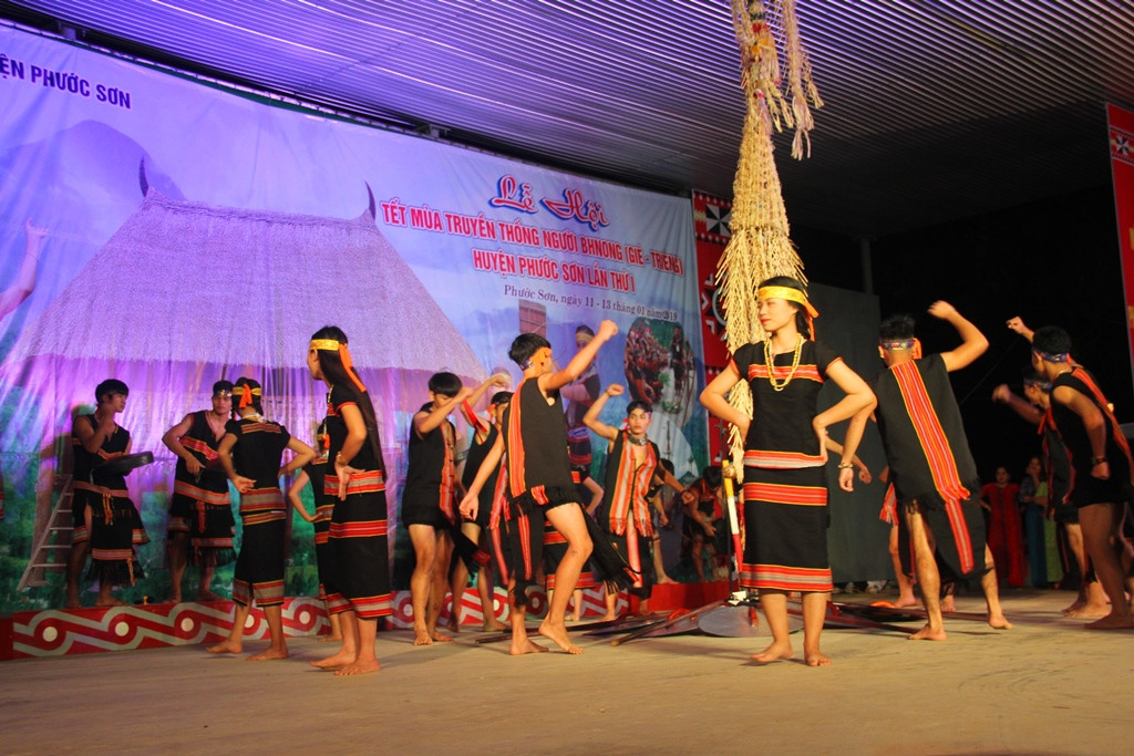 Đồng bào Bh noong trình diễn điệu múa truyền thống trong đêm khai mạc lễ hội. Ảnh: A.N