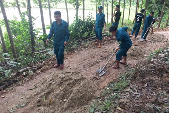 Người dân rất mong đợi đến người con đường thông tuyến vào dịp Tết nguyên đán. Ảnh: PHAN VINH