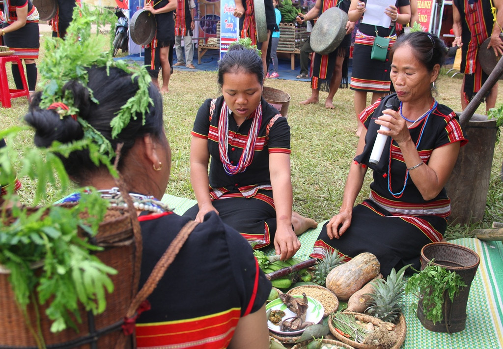 Theo quan niệm của đồng bào Bh'noong, phụ nữ chính là người thực hiện các nghi thức cúng tế thần linh, với nhiều bài cúng mang đậm văn hóa truyền thống. Ảnh: A.N