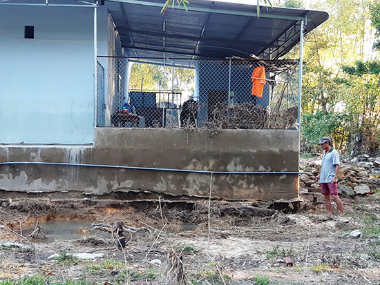 Nhà của người dân thôn Xuân Quý bị xói lở sau trận lụt cuối năm 2018. Ảnh: H.L