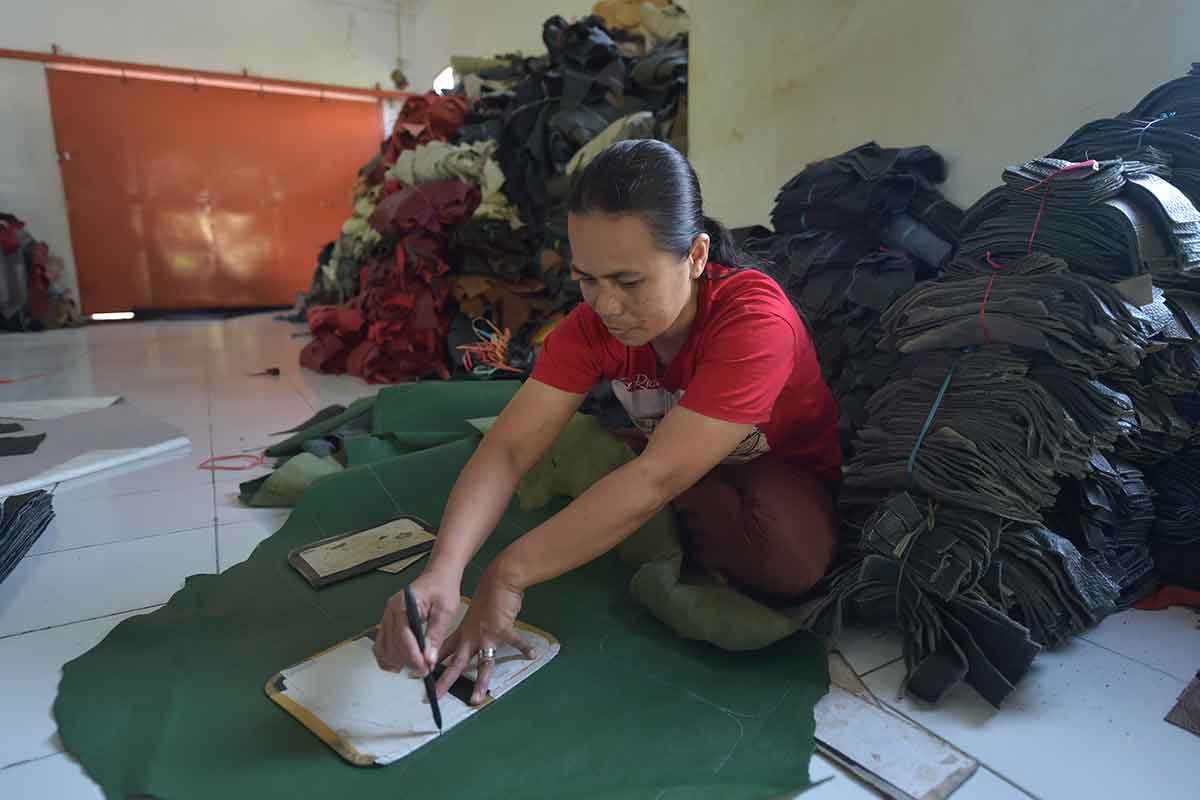 Công nhân tại một doanh nghiệp nhỏ ở Tây Java, Indonesia. Ảnh: AFP